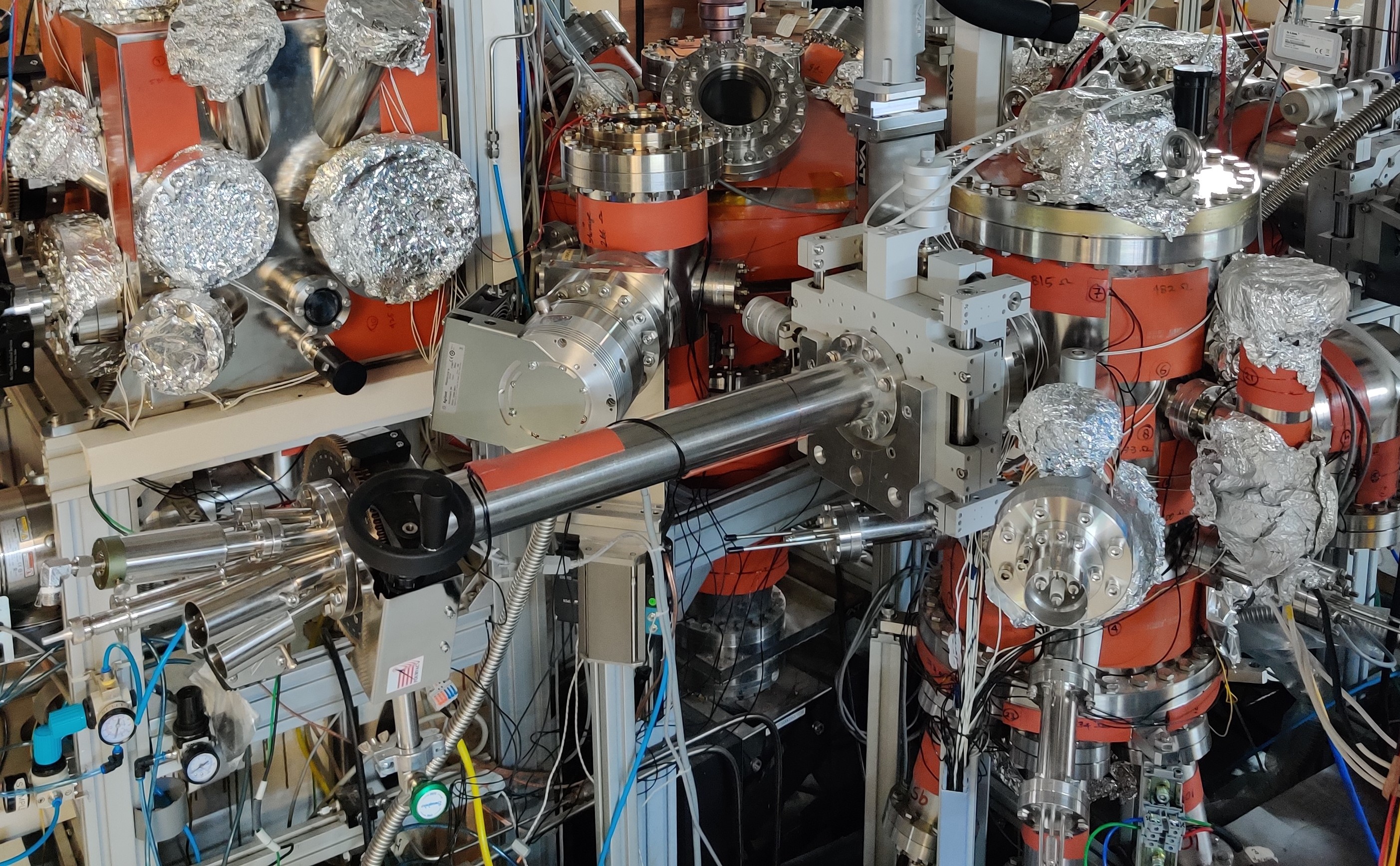 Turret-style DC/RF magnetron sputtering system